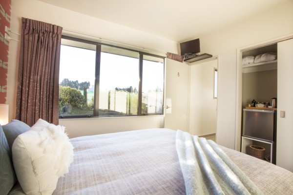 Queen Room Ground floor with Garden View and  Open Tiled Shower Ensuite