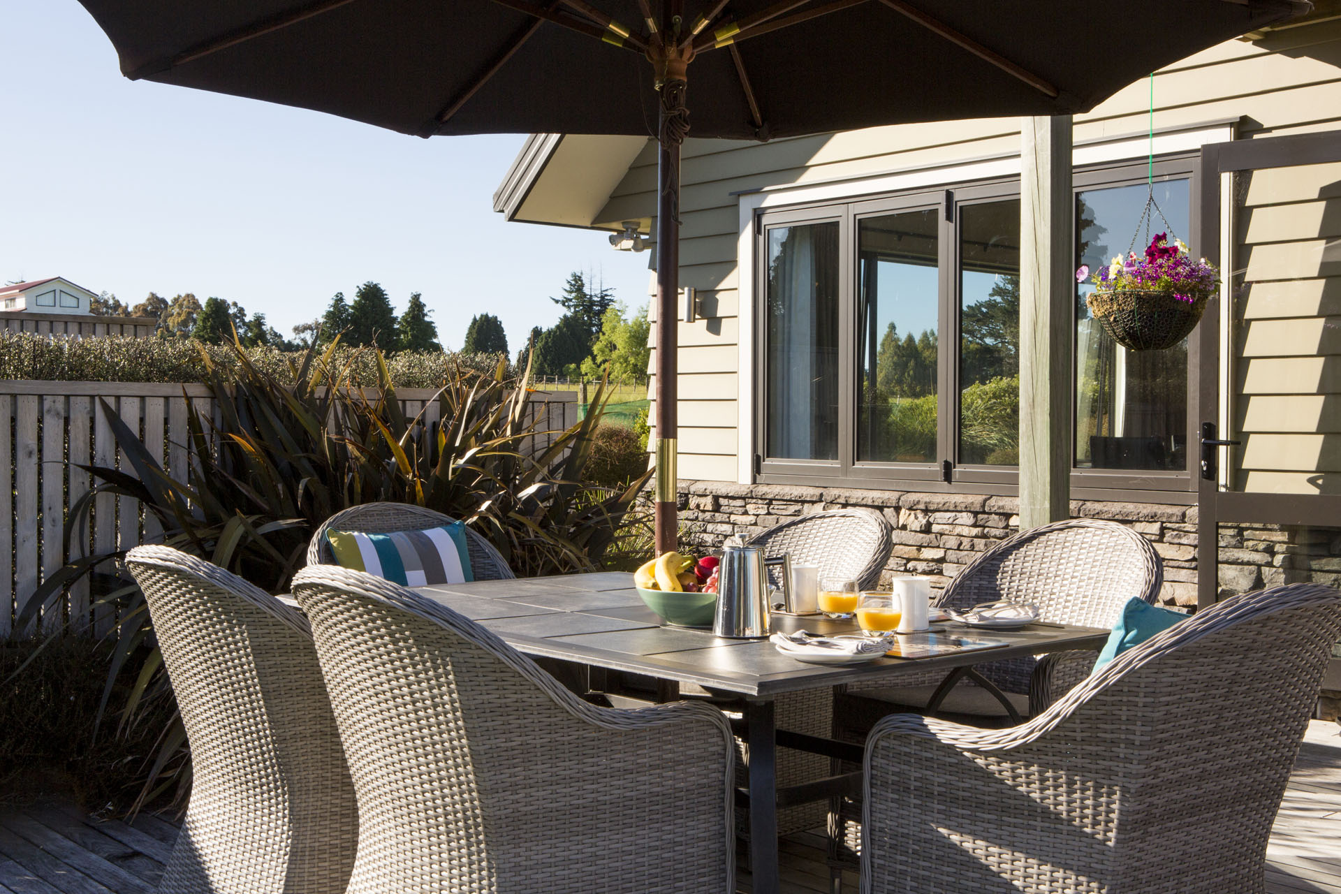 Spacious Exteriors / Deck